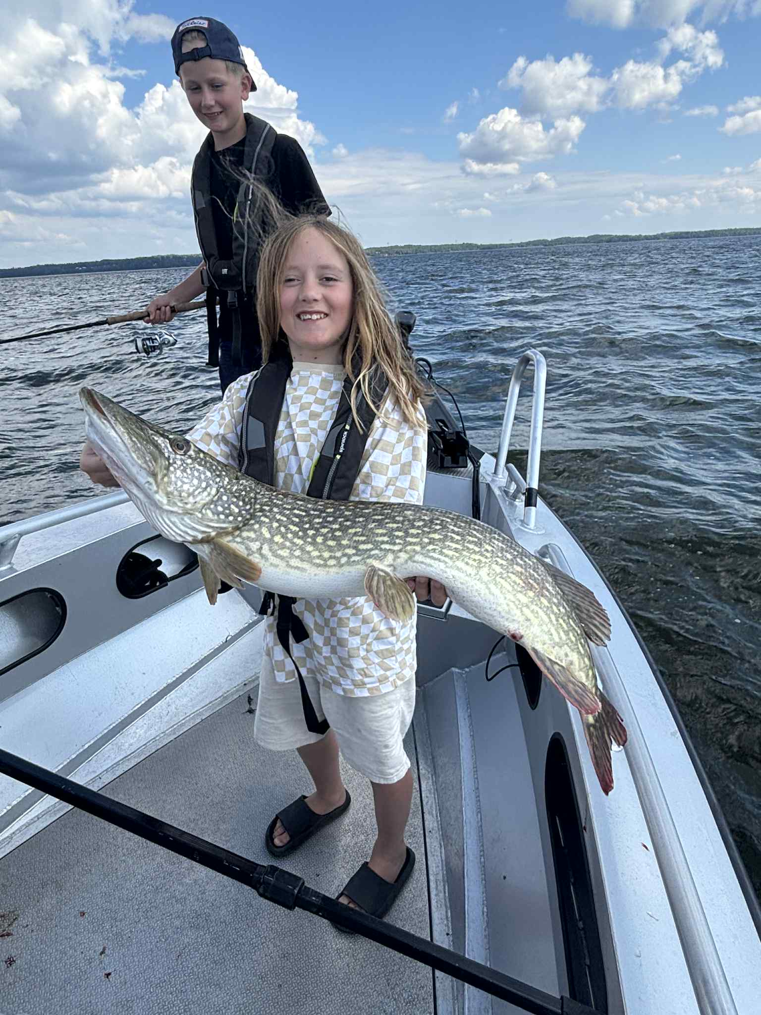 “Fiskeguide Björnsfiske med gädda i handen Skärgården”